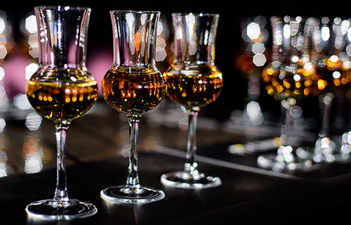 Nahaufnahme von Whiskygläsern